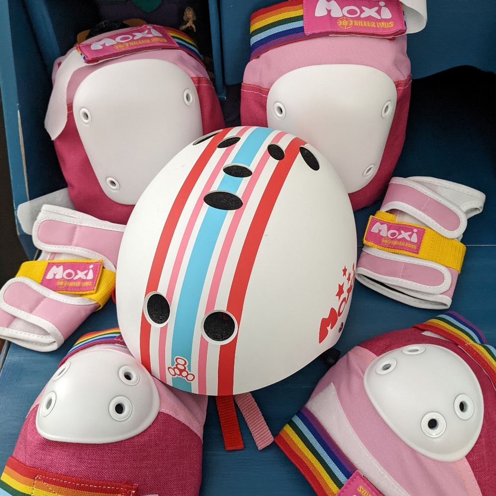 Moxie Pads & Helmet, Size 8 Bullet Skates